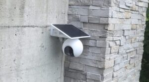 Solar-Akku-Überwachungskamera mit Solarpanel an einer Aussenwand – Kundenprojekt von Smart-Cam