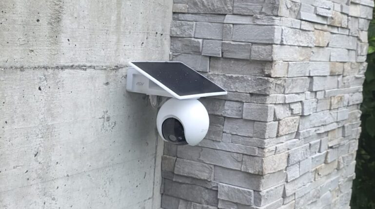 Solar-Akku-Überwachungskamera mit Solarpanel an einer Aussenwand – Kundenprojekt von Smart-Cam