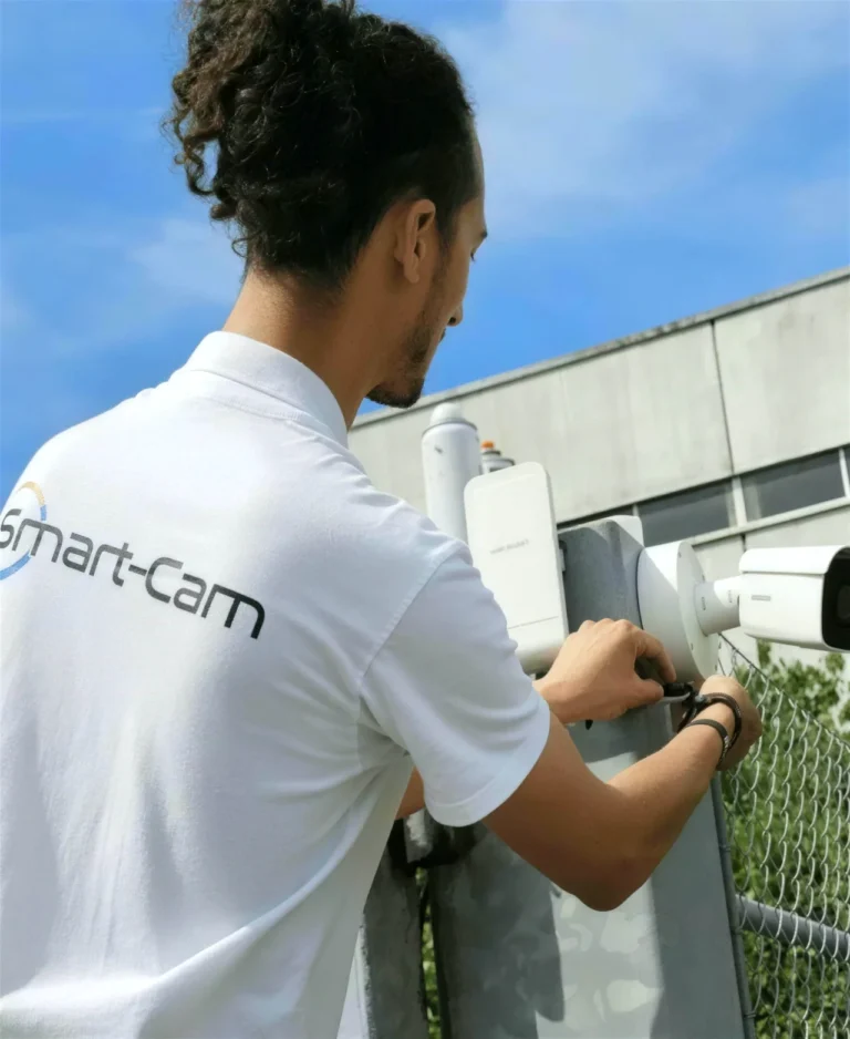 Smart-Cam Techniker bei der Montage