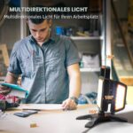 Handwerker an der Werkbank, Leuchte mit 180 Grad klappbaren Seitenlichtern und um 360 Grad drehbarem Standfuss