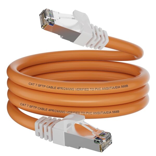 Orangefarbenes Cat-7-Netzwerkkabel aufgerollt mit zwei geschirmten RJ45-Metallsteckern
